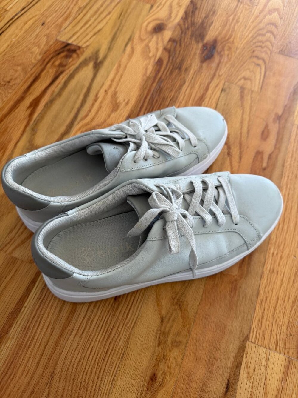 Kizik womens slip on sneakers size 8.5  hands-free leather sneaker